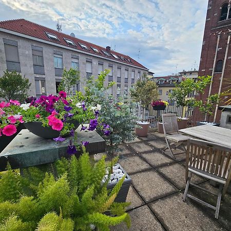Exclusive Top Floor 2-Bedroom Flat Milan Bagian luar foto