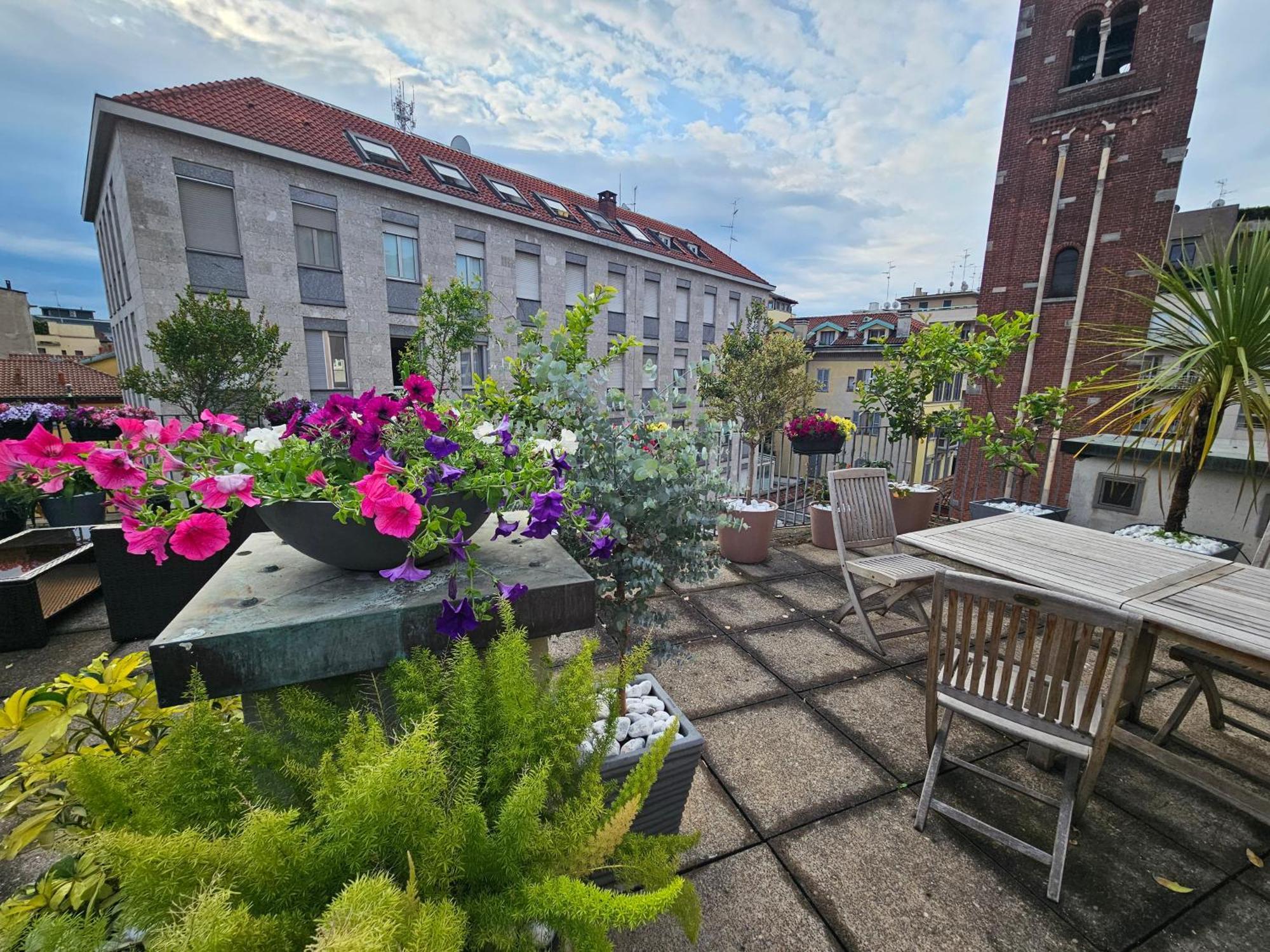 Exclusive Top Floor 2-Bedroom Flat Milan Bagian luar foto