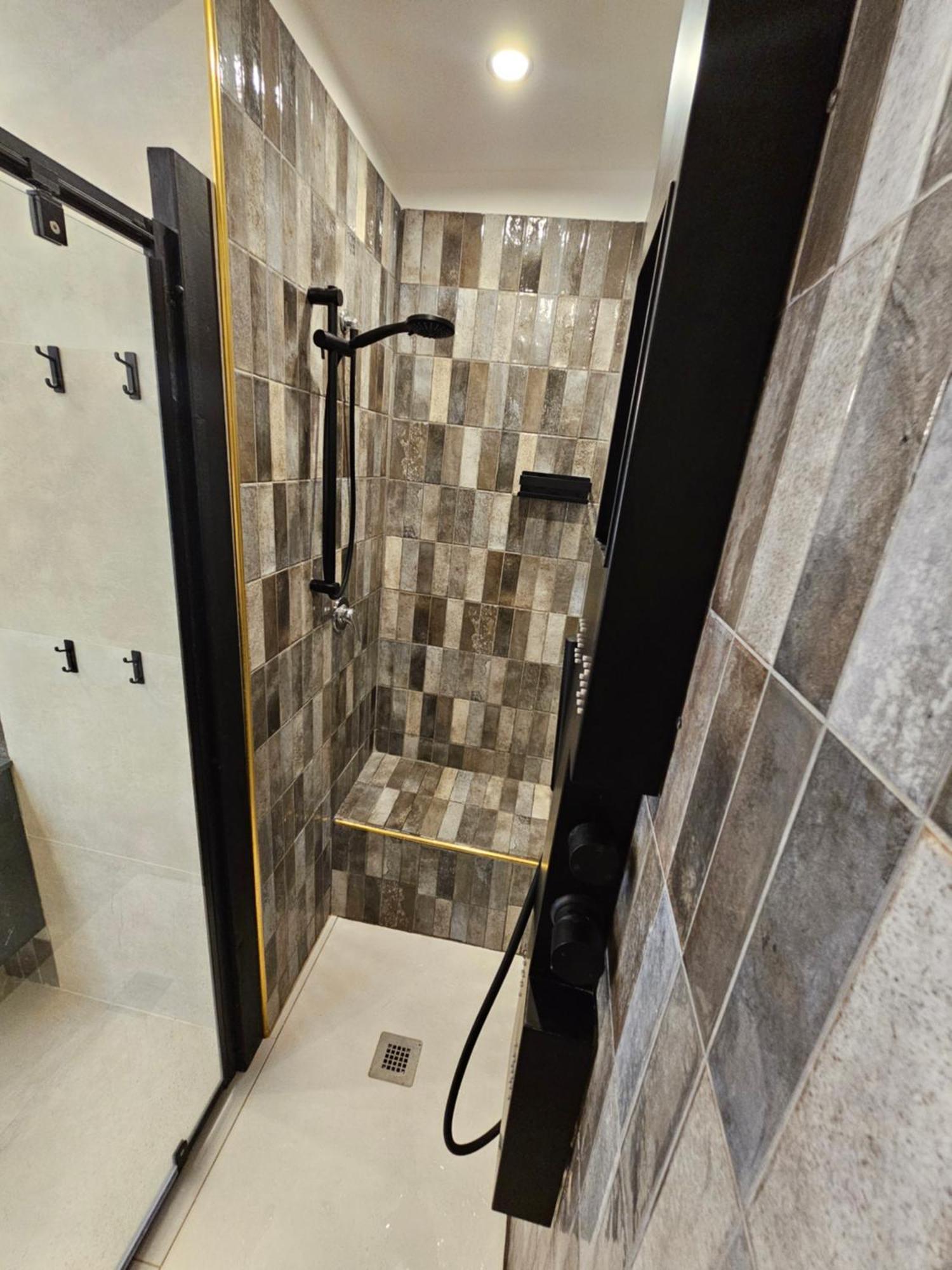 Exclusive Top Floor 2-Bedroom Flat Milan Bagian luar foto