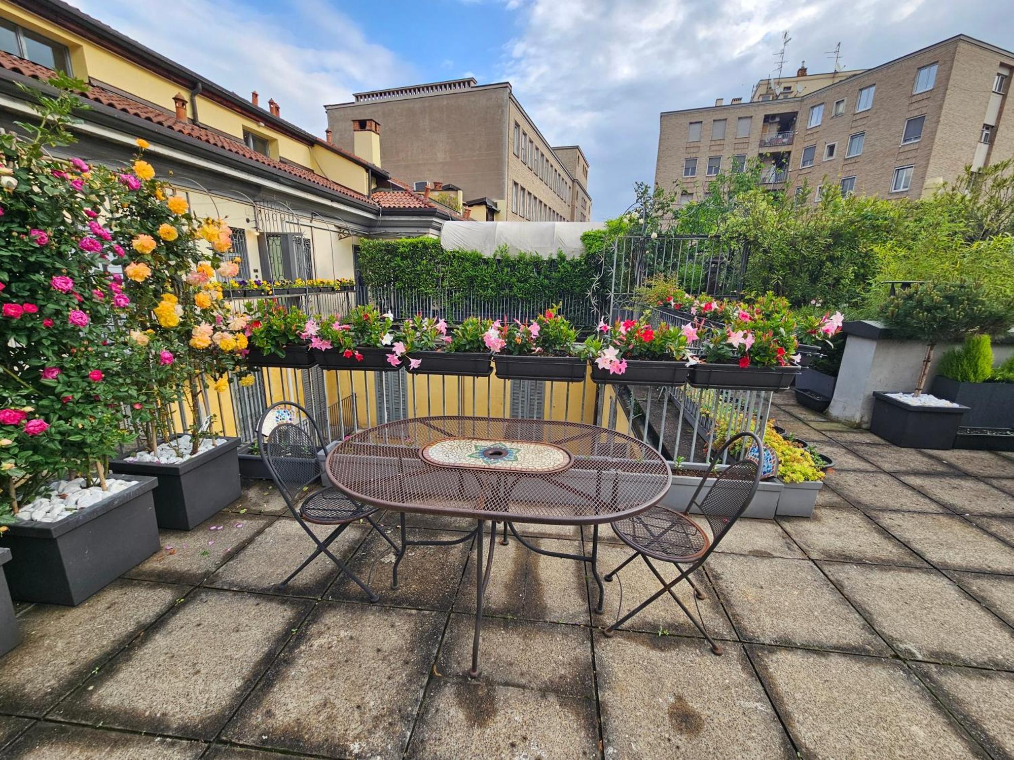 Exclusive Top Floor 2-Bedroom Flat Milan Bagian luar foto