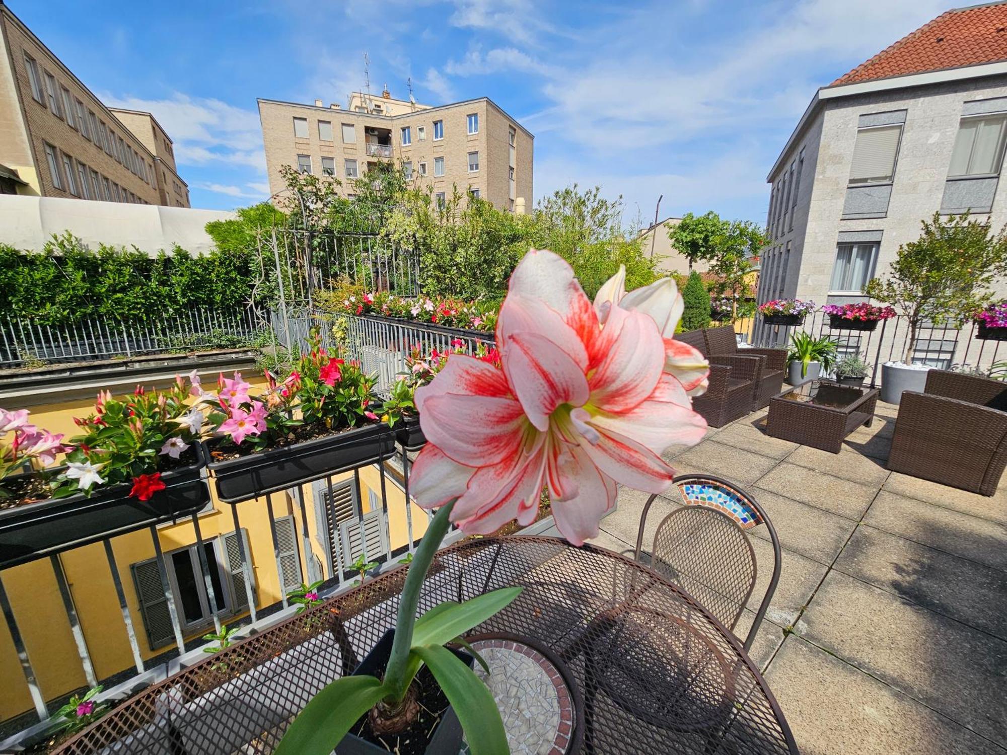 Exclusive Top Floor 2-Bedroom Flat Milan Bagian luar foto