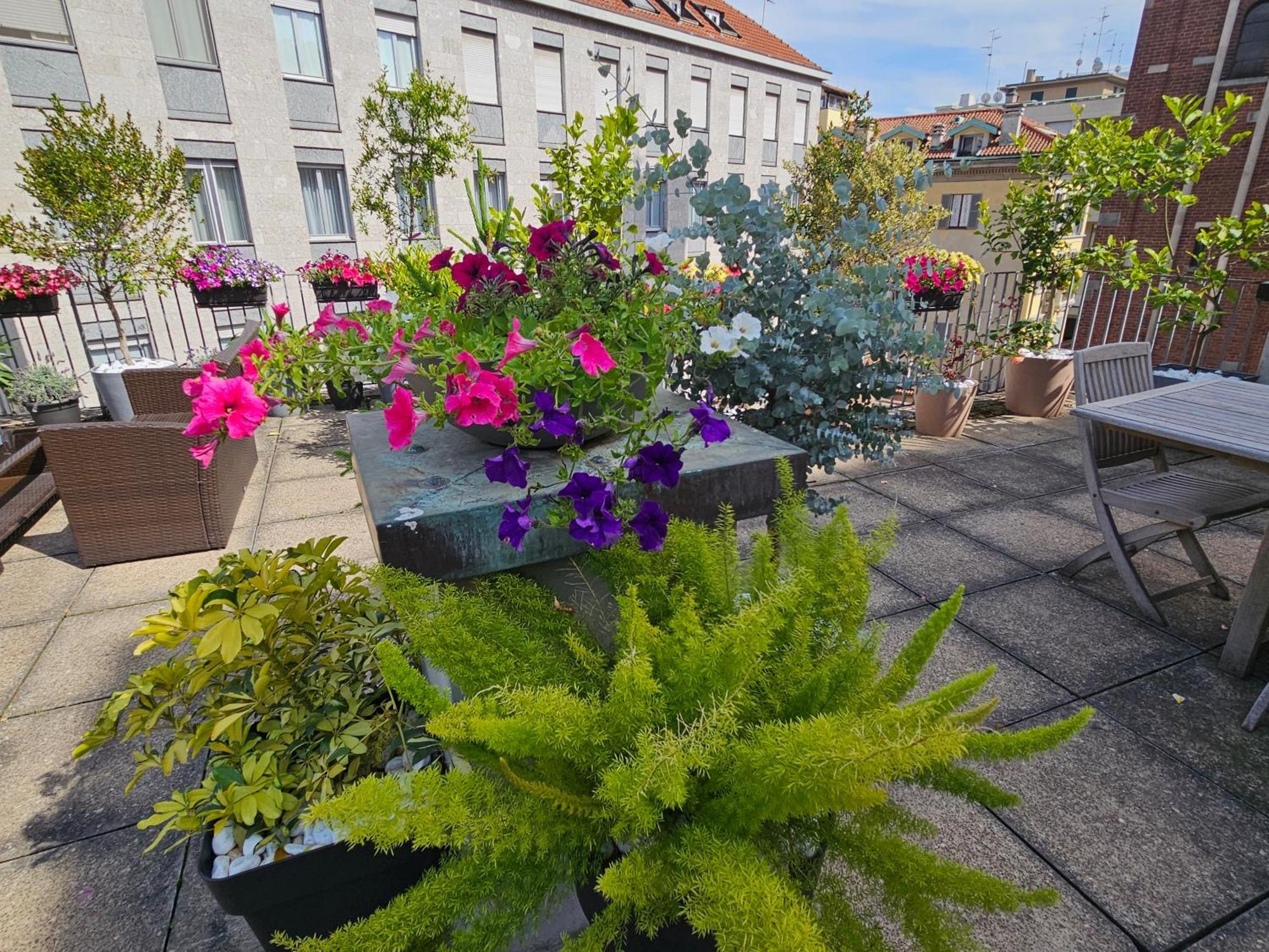Exclusive Top Floor 2-Bedroom Flat Milan Bagian luar foto